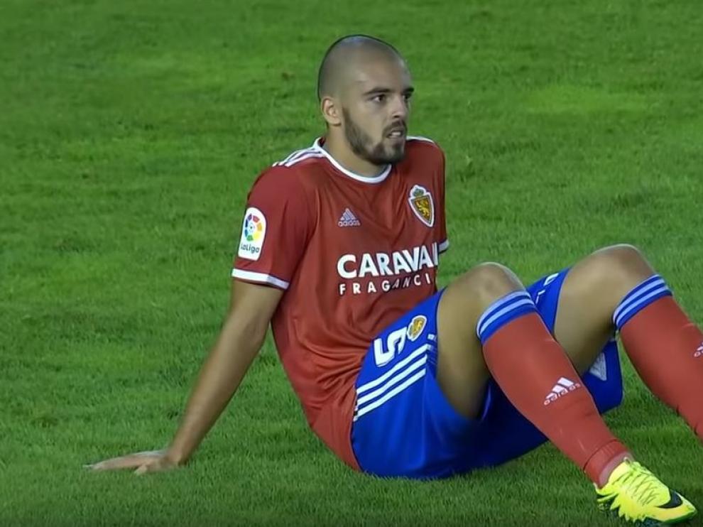 Verdasca, sentado en el césped al sentir la sensación de diarrea que ocasionó su cambio en Albacete este viernes.