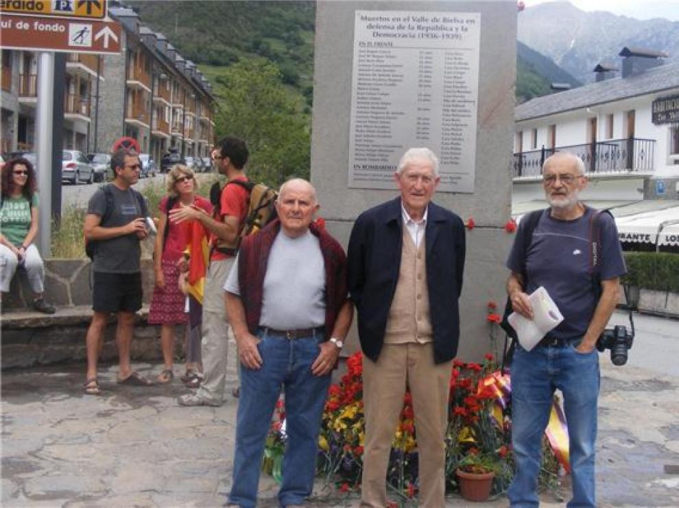 Imagen de archivo de José María Escalona (a la derecha), maestro jubilado y director del Museo de Bielsa, uno de los fallecidos en el accidente de este domingo.