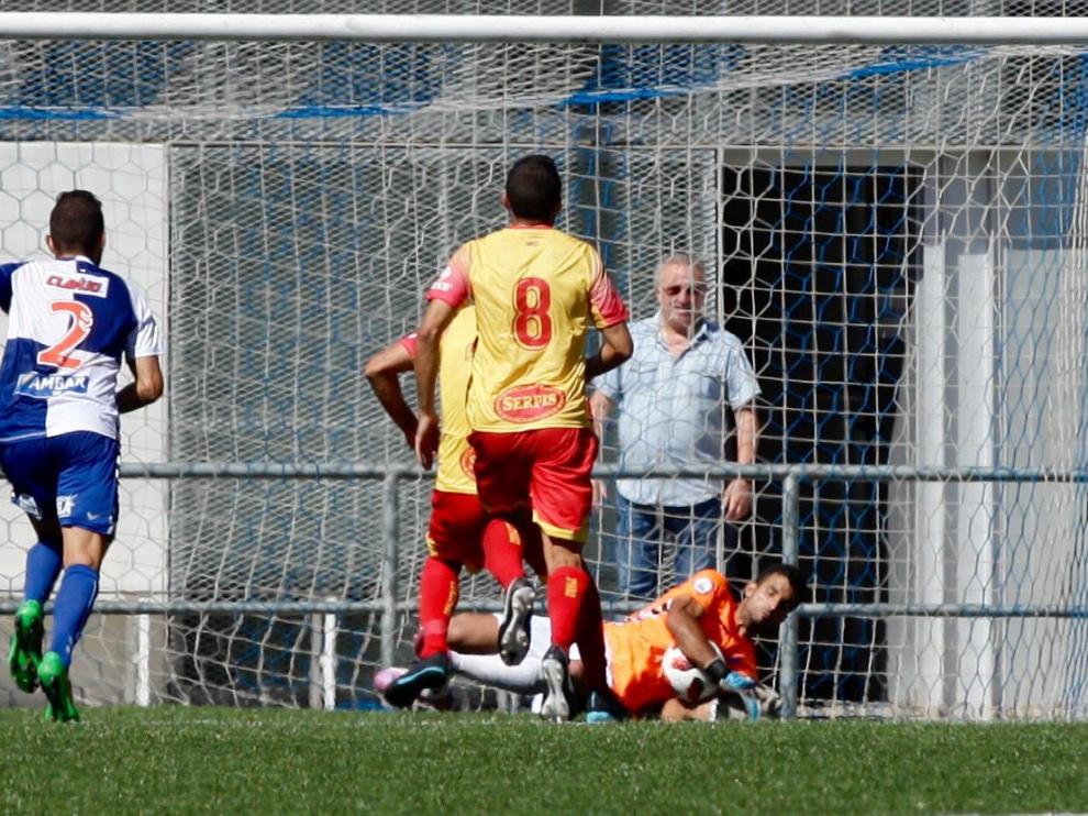 Momento decisivo en el que Salva atrapa el penalti lanzado por Óscar Díaz