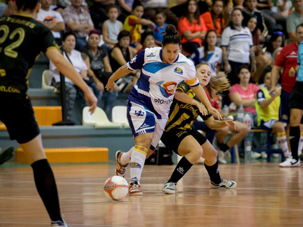 Marta Alonso intenta un avance.