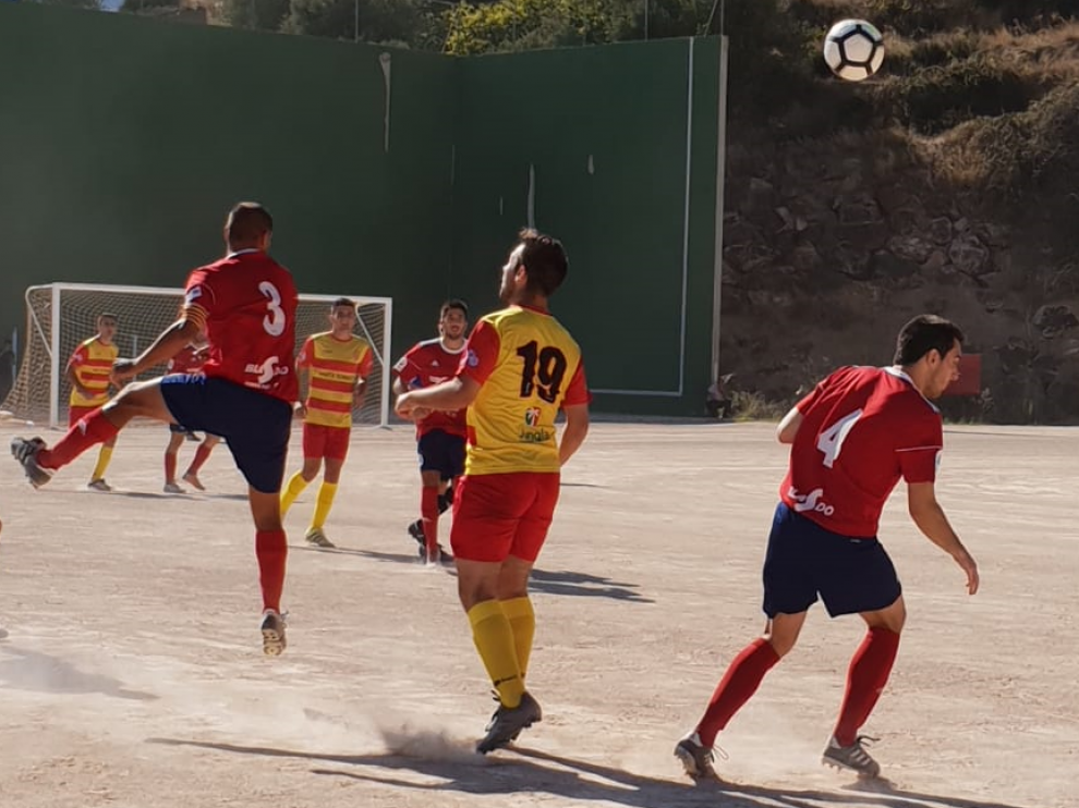 Imagen del encuentro disputado en el campo de San Félix entre el C.D.Morés ante la U.D.Fraga.