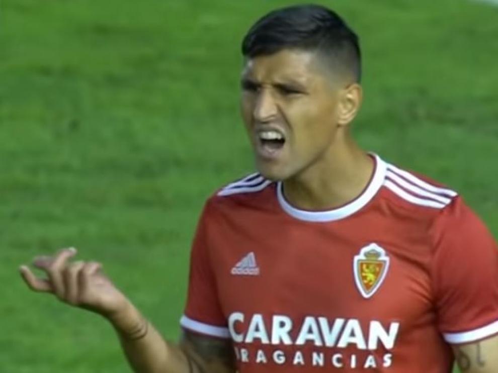 Grippo, se queja en Albacete tras recibir la tarjeta amarilla por parte de Trujillo Suárez por una entrada sobre Zozulia al inicio del segundo tiempo.