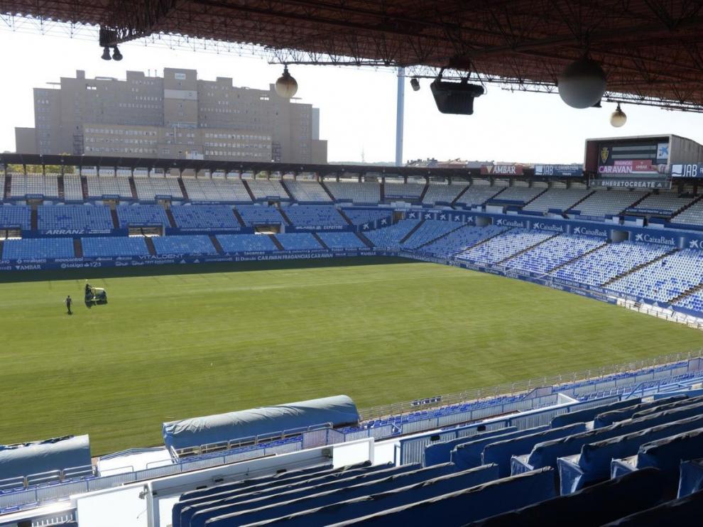 Imagen de La Romareda en las últimas horas, ya con el césped nuevo cubriendo toda la superficie del terreno de juego. Eso sí, sin las porterías ni las marcas del campo todavía.