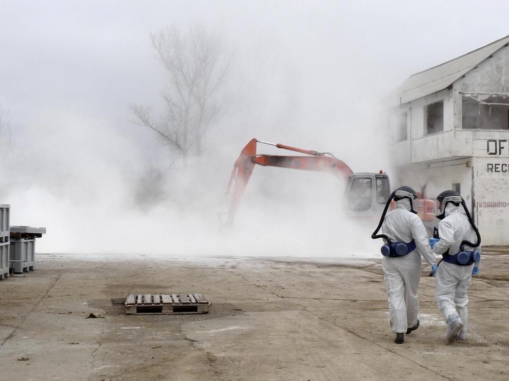 Ensayos con una nube artificial en Inquinosa para ver el alcance del polvo de cara a la demolición