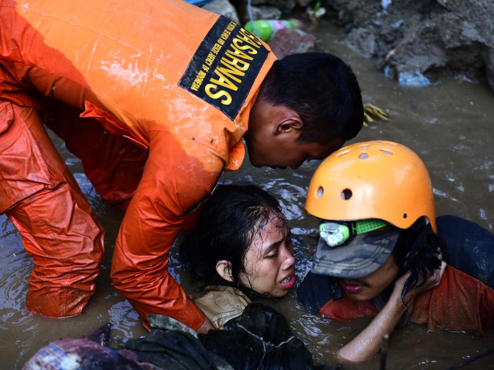 Los equipos de rescate empezaron hoy a sacar supervivientes de entre los escombros del interior del Hotel Roa Roa de Palu.