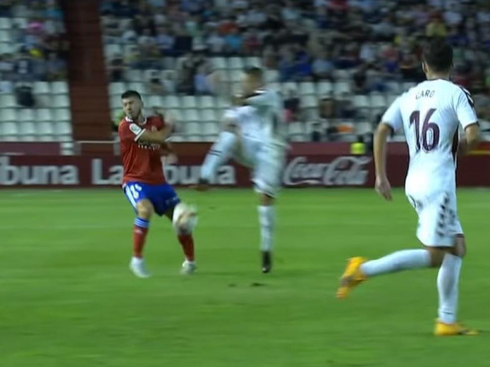 Momento en el que Papunashvili cae mal con el tobillo izquierdo tras recibir el balonazo de Acuña en la rodilla derecha.