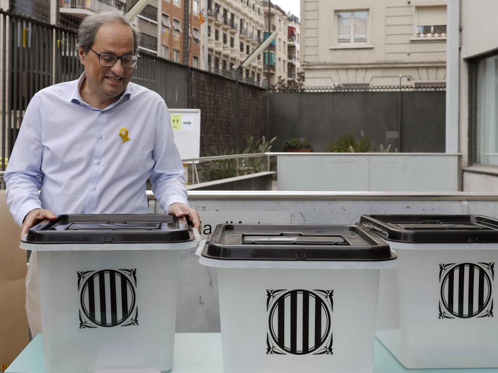 El presidente de la Generalidad de Cataluña, Quim Torra, sostiene la misma urna en la que depositó su papeleta el 1-O.