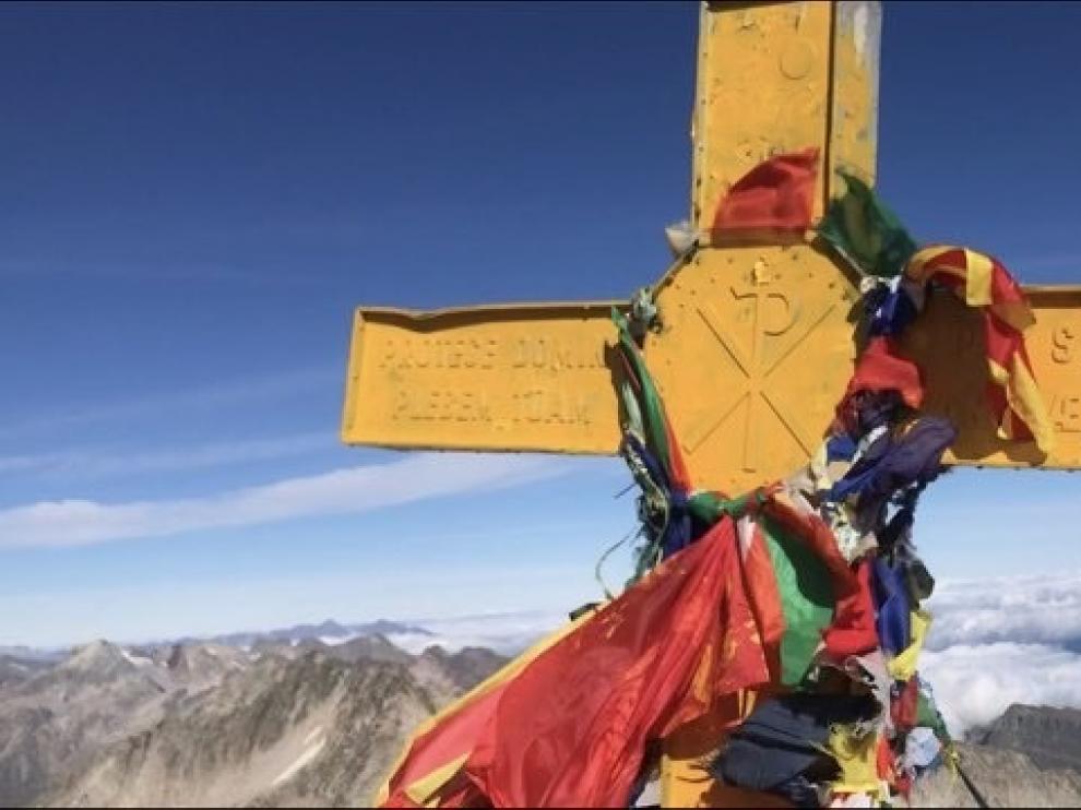 La cruz del Aneto también aparece pintada de amarillo