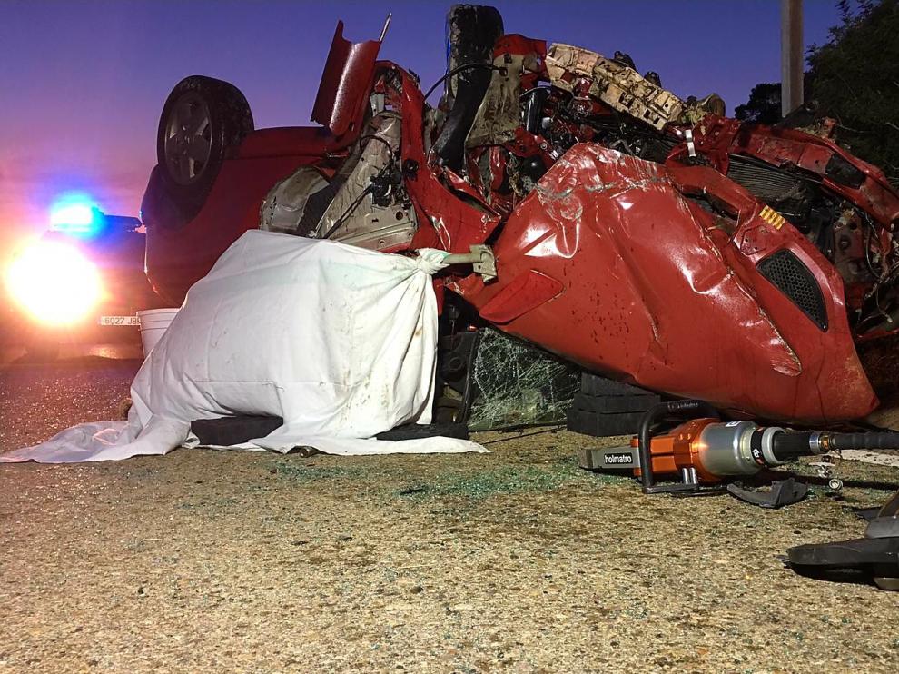 El coche del accidente de Mequineza quedó destrozado por el choque.