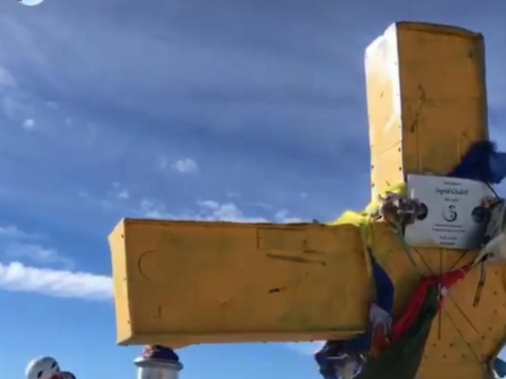 La cruz del Aneto también aparece pintada de amarillo