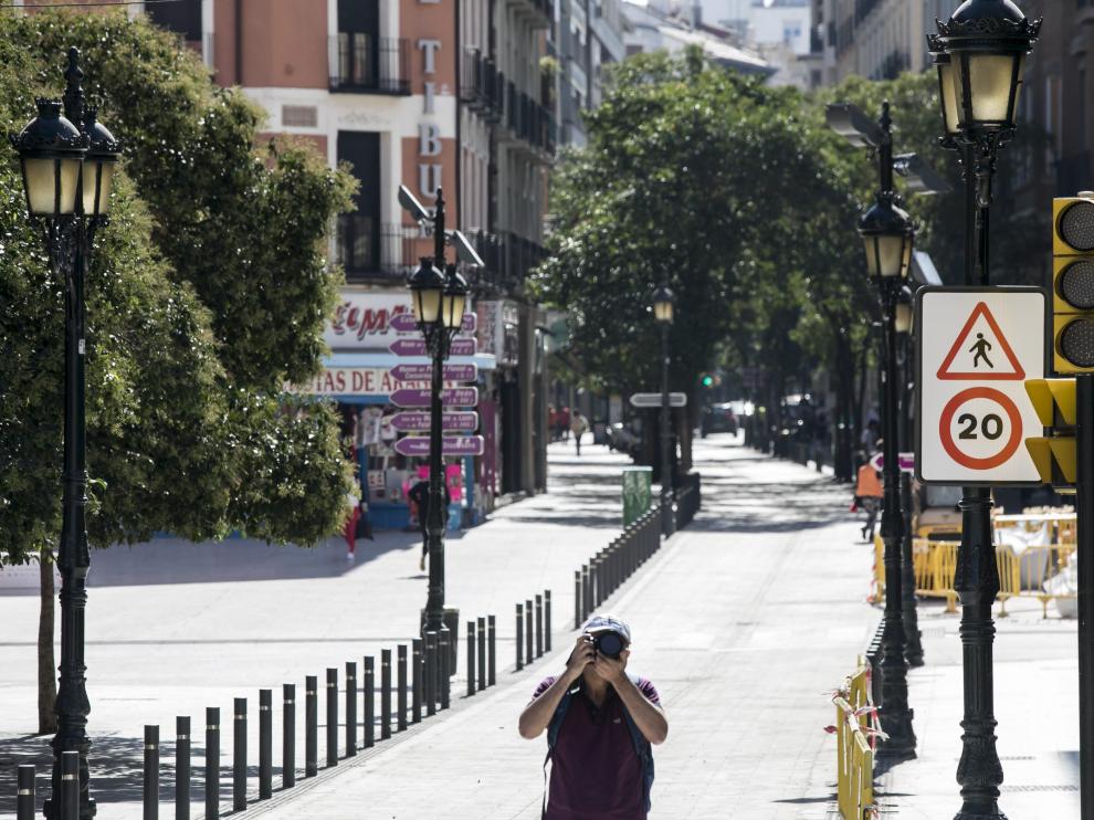 La prohibición de circular a más de 20 km/h ya se puede ver a la entrada de la calle