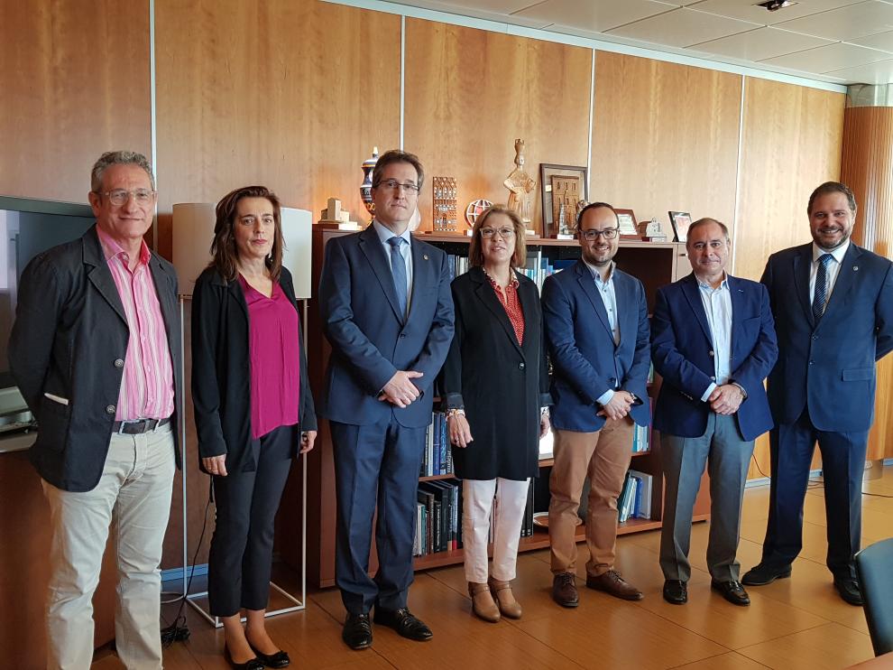 Representantes de Sanidad, de los colegios de Farmacéuticos y la Asociación Banco Farmacéutico durante la firma del convenio.