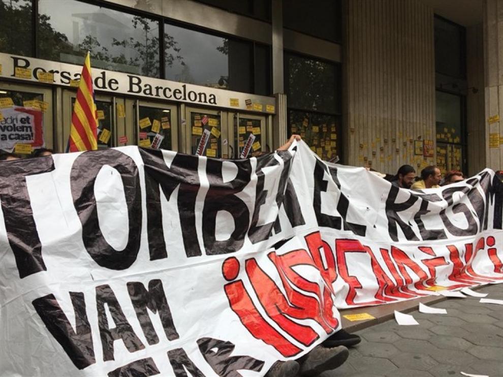 Dos miembros de los CDR se encadenan a la entrada de la Bolsa de Barcelona junto a unos 100 activistas