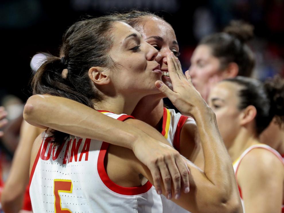 La aragonesa Cristina Ouviña celebra junto a Laia Palau la medalla de bronce.