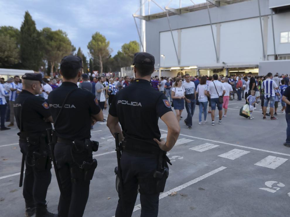 Tres agentes de la UIP de Zaragoza desplazados para garantizar la seguridad en los partidos de la SD Huesca en El Alcoraz