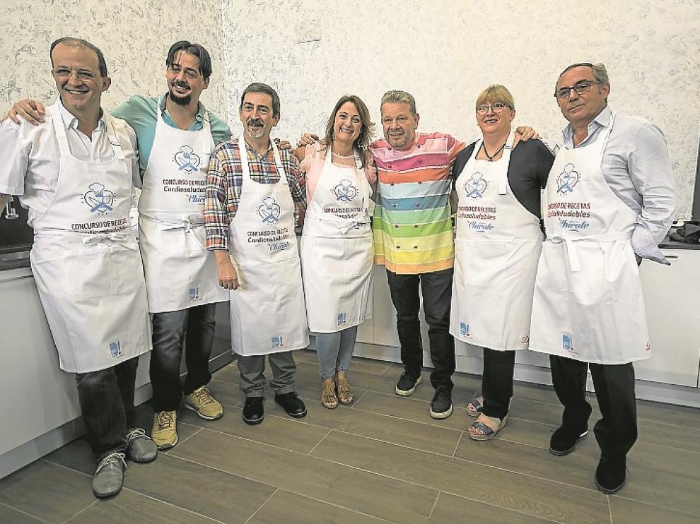 Los participantes, junto al jurado del concurso.