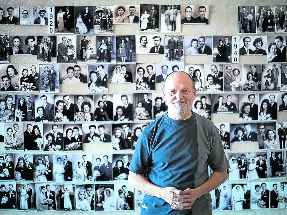 José María Ráfales, de la asociación Amics de Nonasp, con la colección de fotos de boda del Museo Etnológico a la espalda.