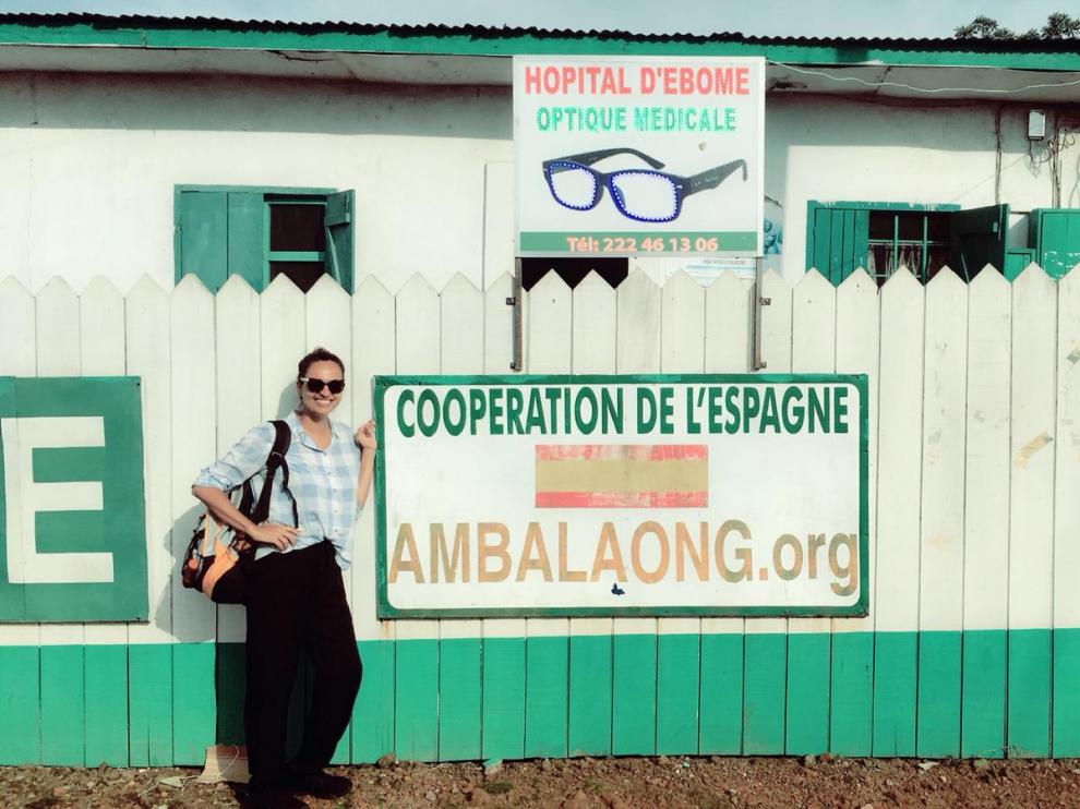 La óptica canaria Gadir Fadhil durante su voluntariado en Camerún (África), de la mano de la Fundación Ilumináfrica.