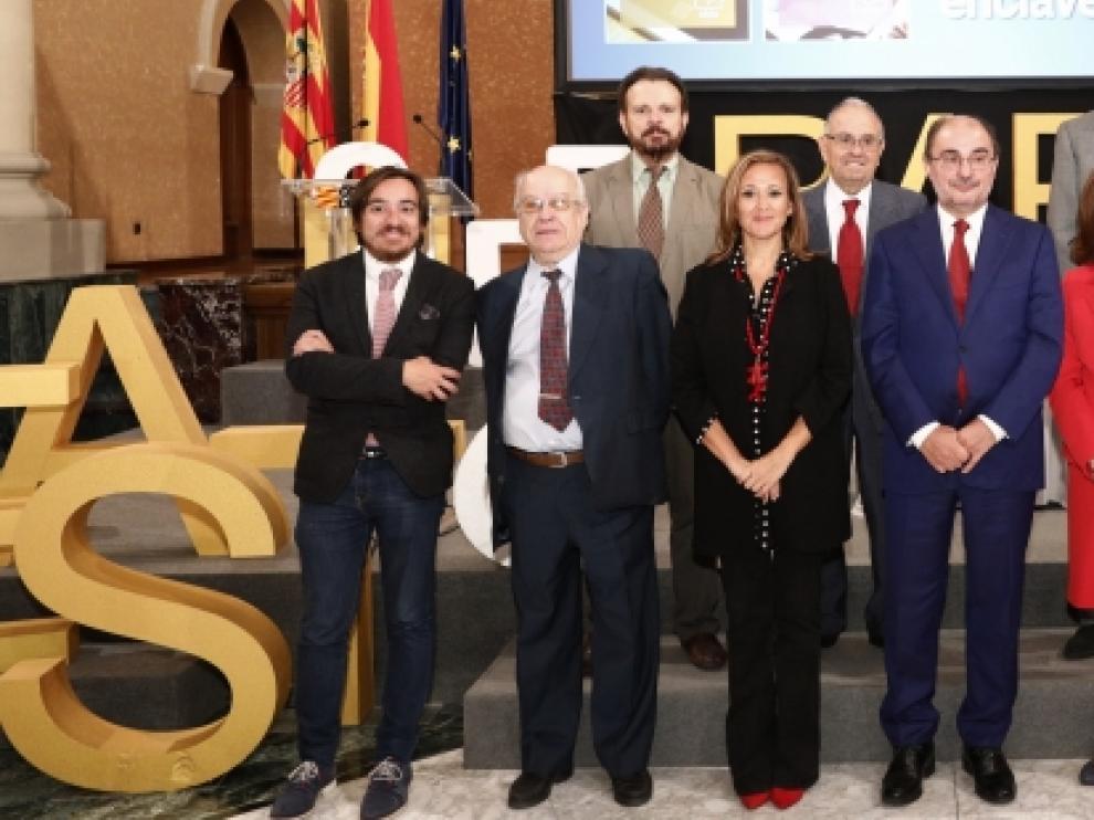 Javier Lambán y su consejera de Educación, Cultura y Deporte Mayte Pérez con los representantes de la Real Academia Española.