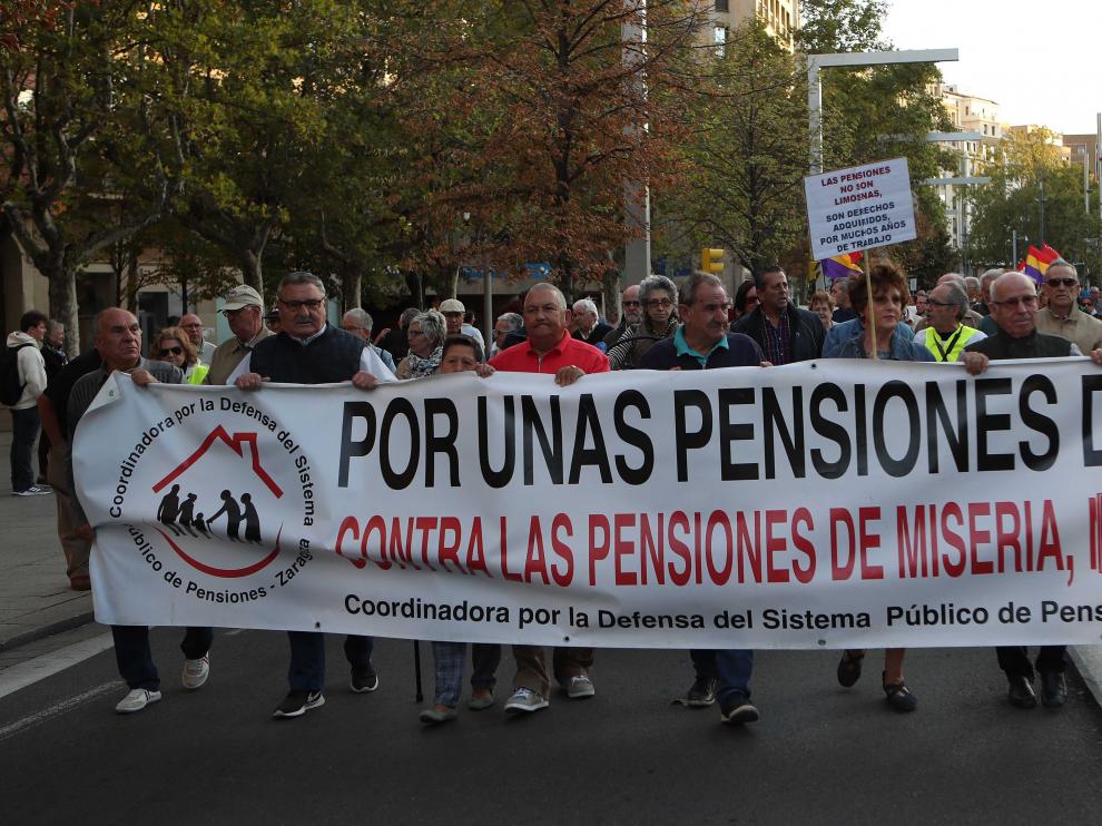 Foto de archivo de una manifestación de pensionistas por el centro de Zaragoza.