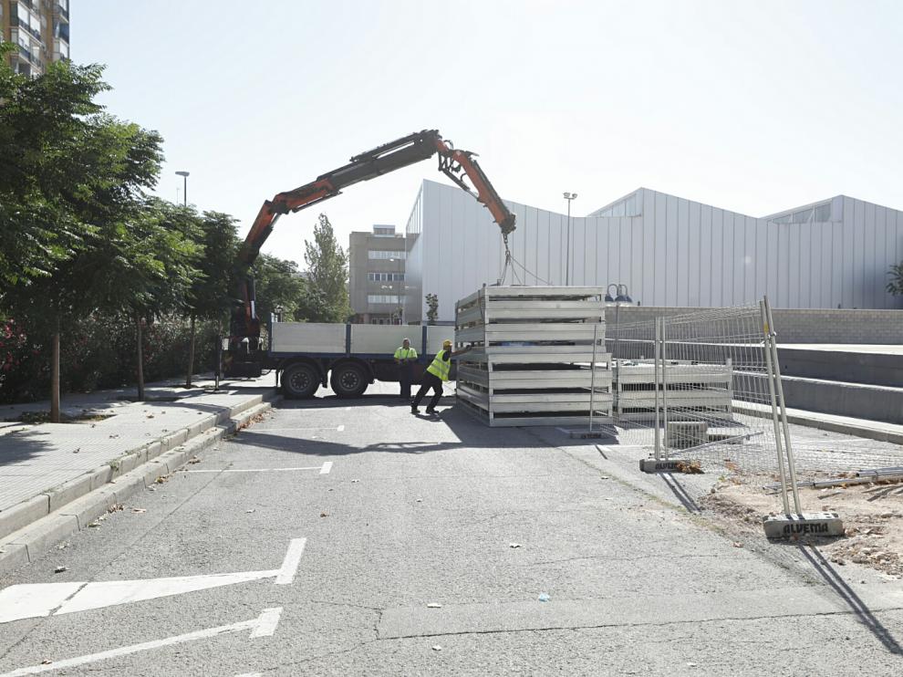 Los operarios descargan las planchas que conformarán el edificio modular que se levantará en el campus de San Francisco