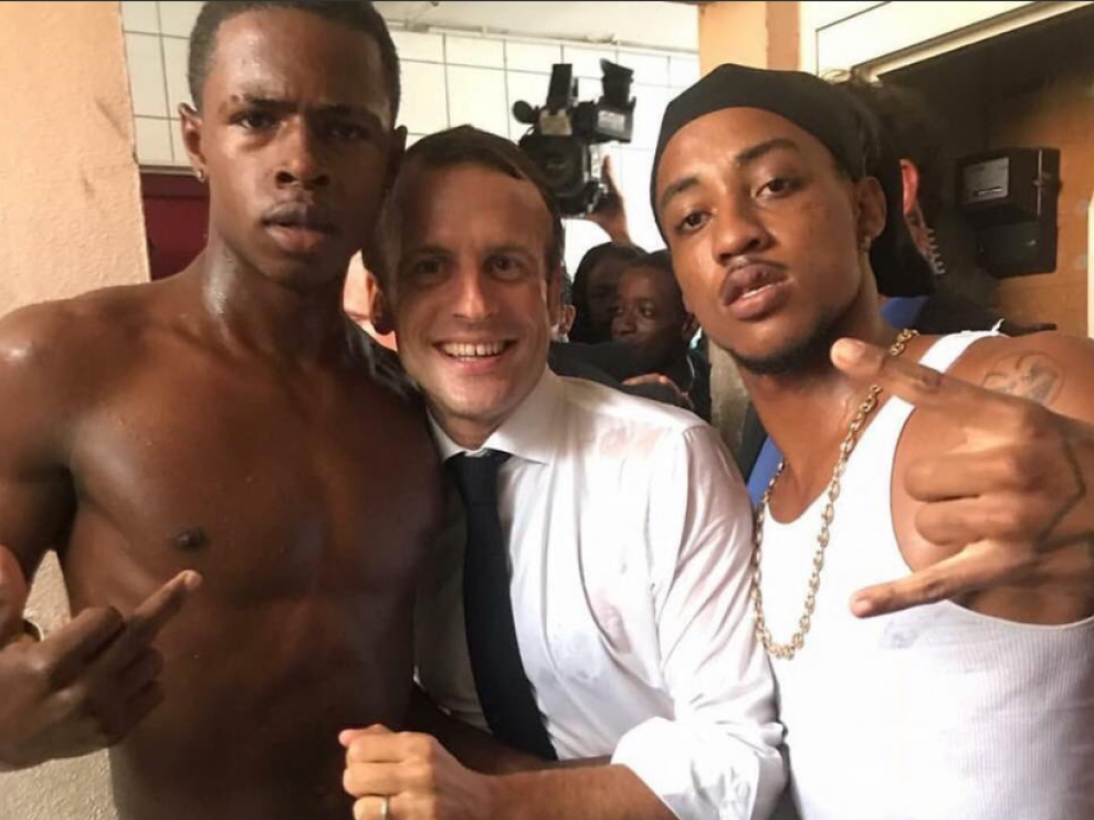 La controvertida imagen en la que Macron posa con un joven recién salido de prisión.