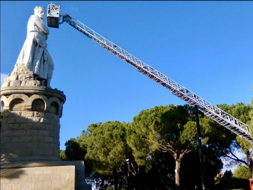 Equipo de Bomberos en la escultura de Alfonso I del Parque Grande.