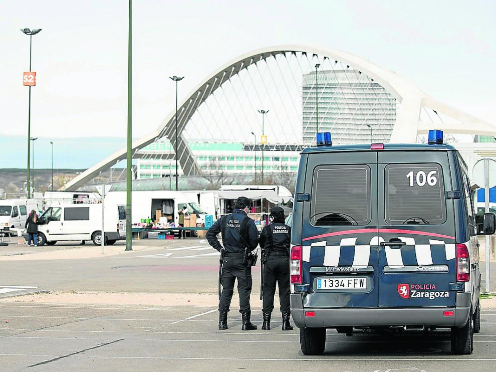 Dos agentes de la UAPO, en el rastro de La Almozara.