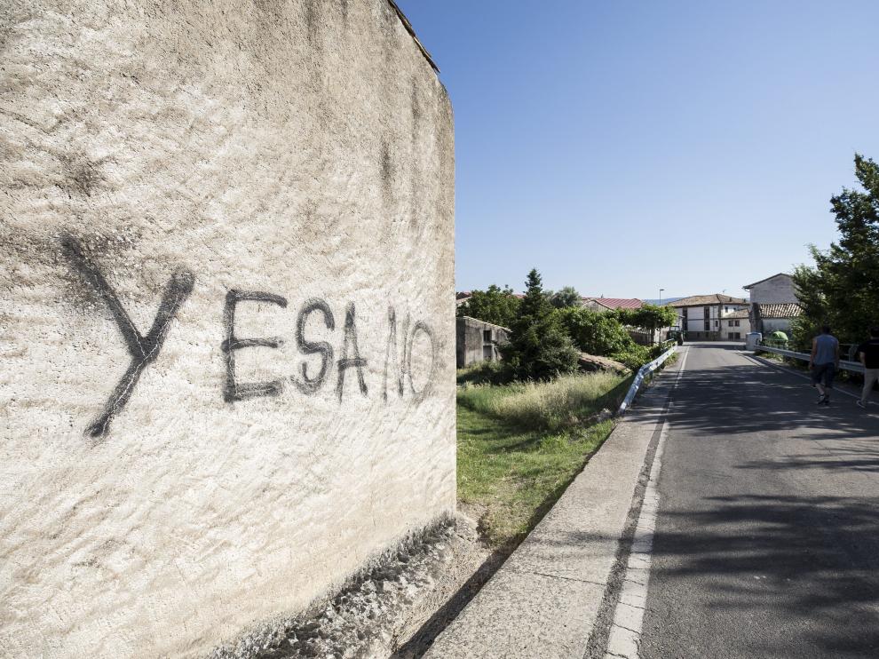 Imagen de una pintada de protesta en la zona del embalse de Yesa.