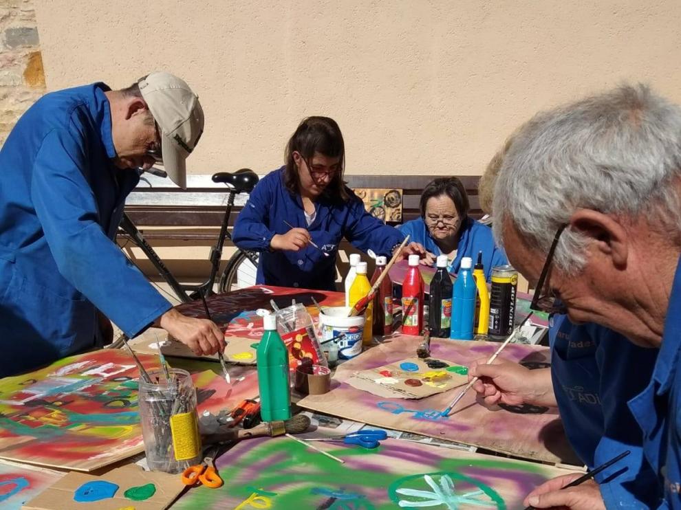 Usuarios de Atadi pintando en la Semana de la Bicicleta de Cantavieja.