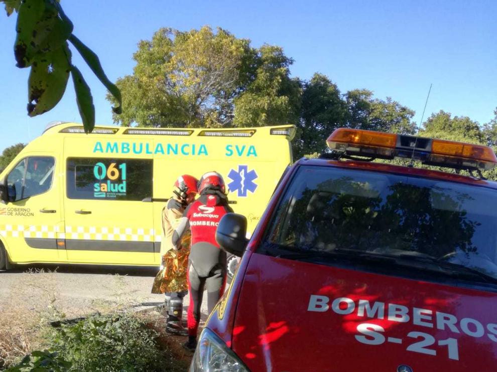 Los bomberos, durante el operativo de rescate en Caminreal.