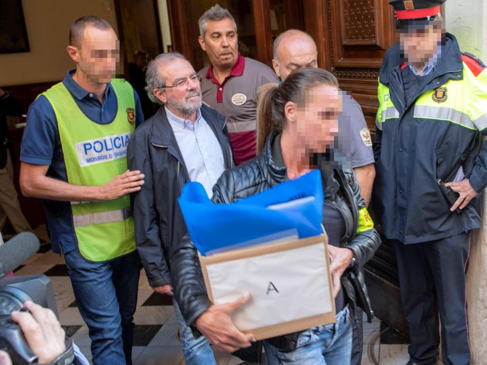 Joan Reñé saliendo de la Diputación de Lleida acompañado de los Mossos d'Esquadra.
