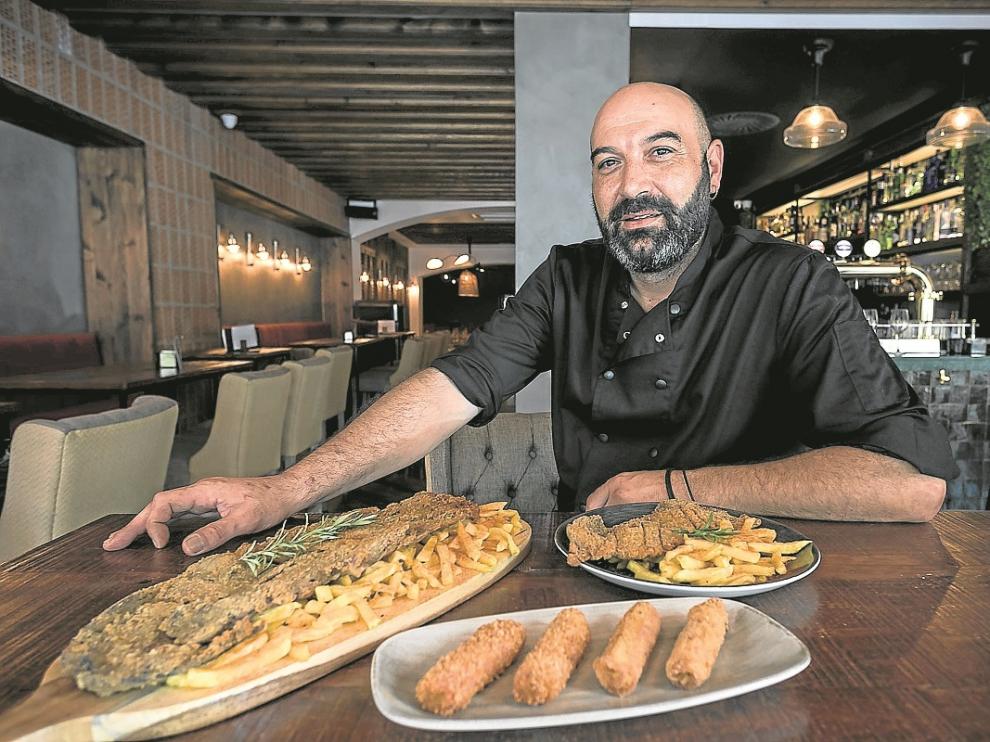 Jon Pérez, con los tres platos de carnes empandas que pueden disfrutarse en Nativo.
