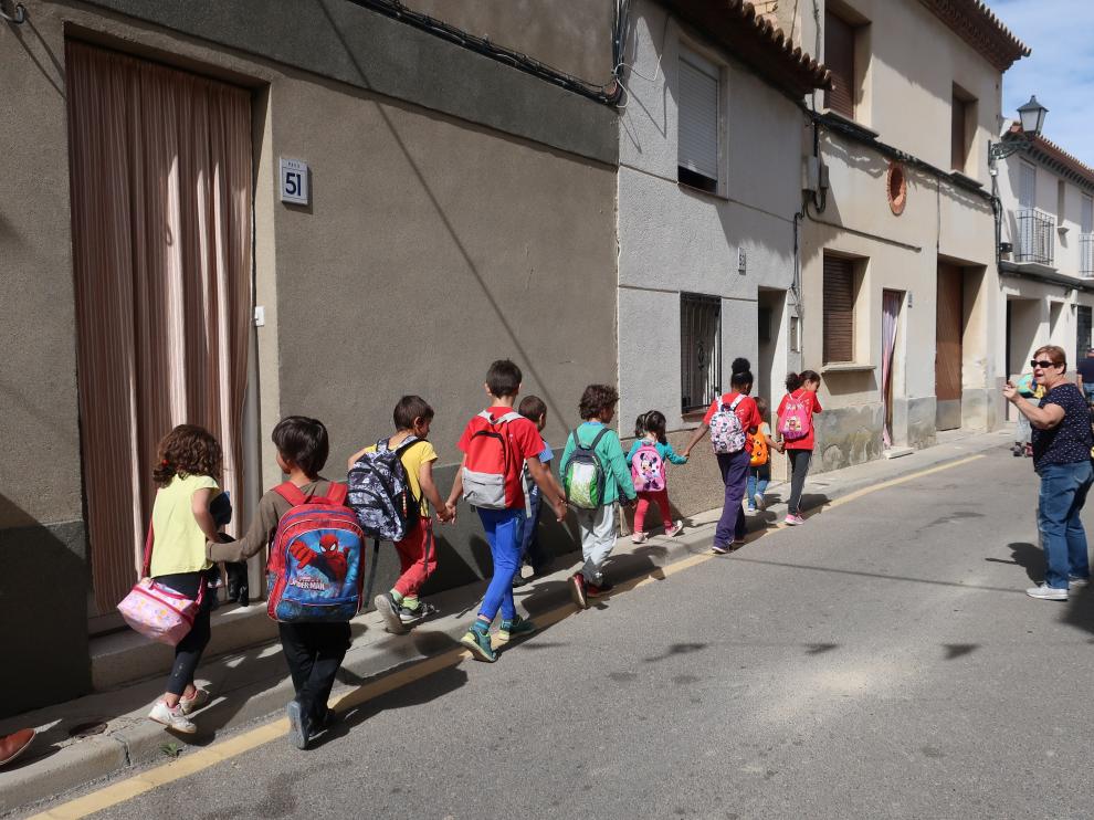 Los niños del colegio de Peñaflor se dirigen a la ludoteca para comer