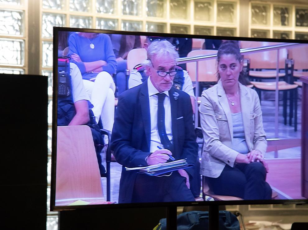 Un momento del juicio, proyectado en uno de los monitores de la Audiencia de Lérida.