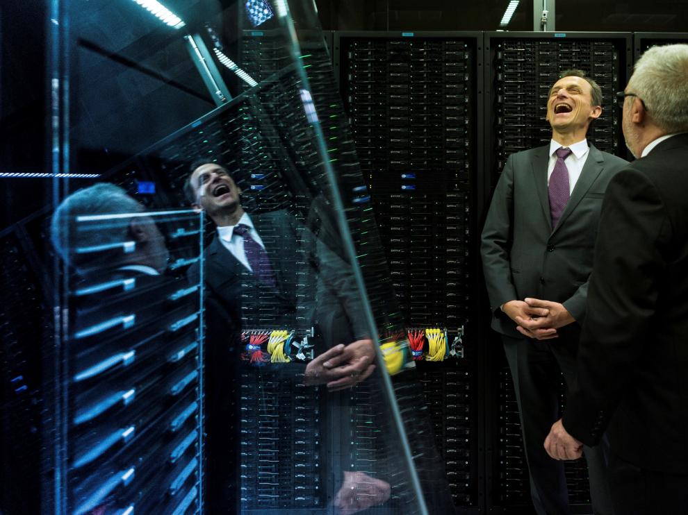 El ministro de Ciencia y Tecnología, Pedro Duque (i) conversa con Mateo Valero, director del Barcelona Supercomputing Center, ante el supercomputador MareNostrum 4, el quinto mas potente de Europa, durante su visita al Centro.