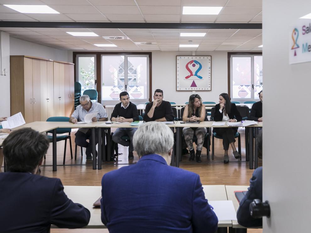 Los trabajadores del tranvía, frente a los representantes de la empresa en el SAMA.