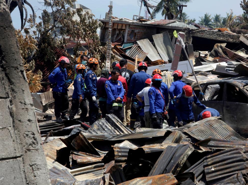 Bomberos trabajan en las labores de búsqueda tras el terremoto y posterior tsunami en las calles de Palu.