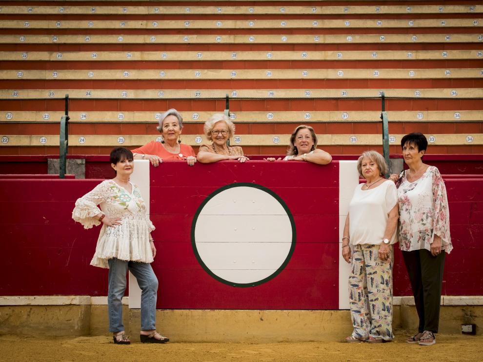 Un grupo de integrantes de la peña taurina La Madroñera, en la plaza de toros de Zaragoza. Su presidenta, Dorita Esparcia, la segunda por la derecha.