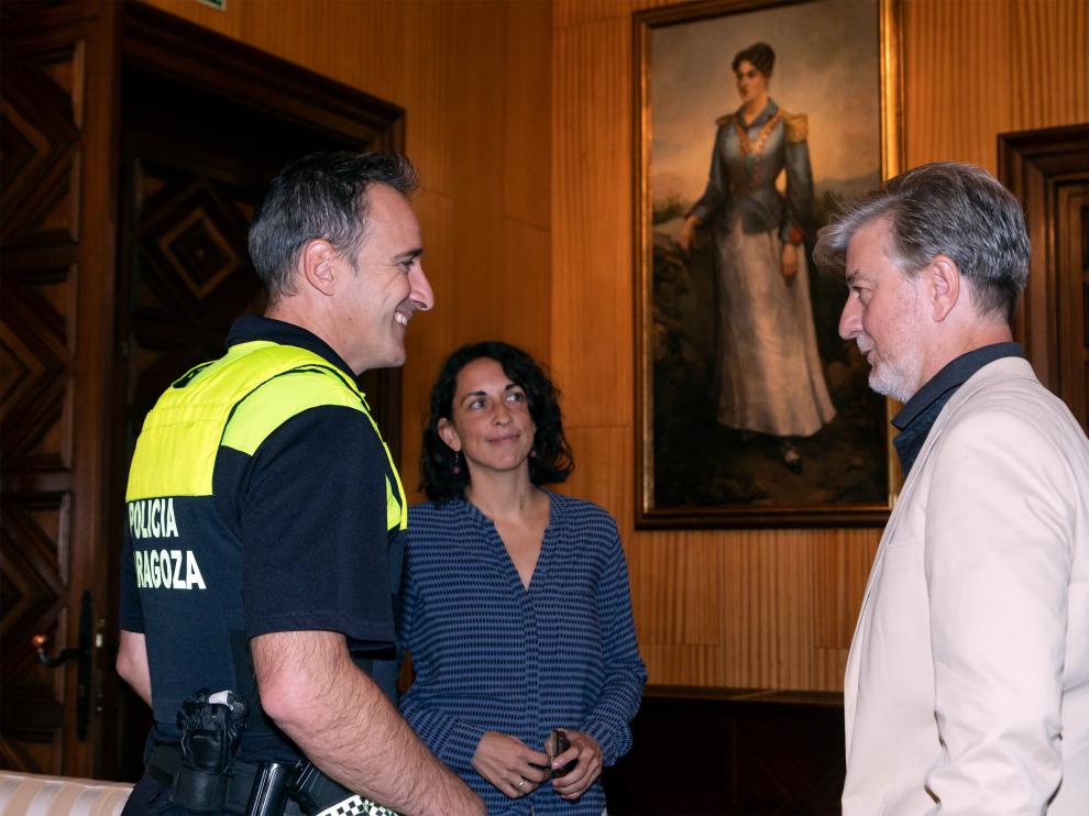 Pedro Santisteve y Elena Giner felicitando al agente de la Policía Local David López.