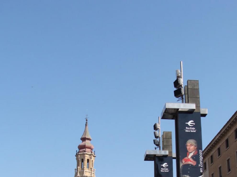 Torres de luz de la plaza del Pilar forradas con pinturas de Goya
