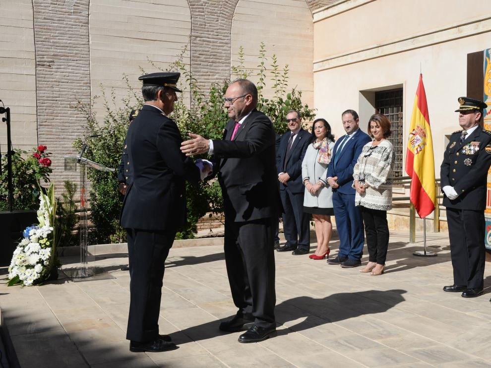 Condecoración del policía Domingo Rupérez, durante el Día de la Policía en Teruel.