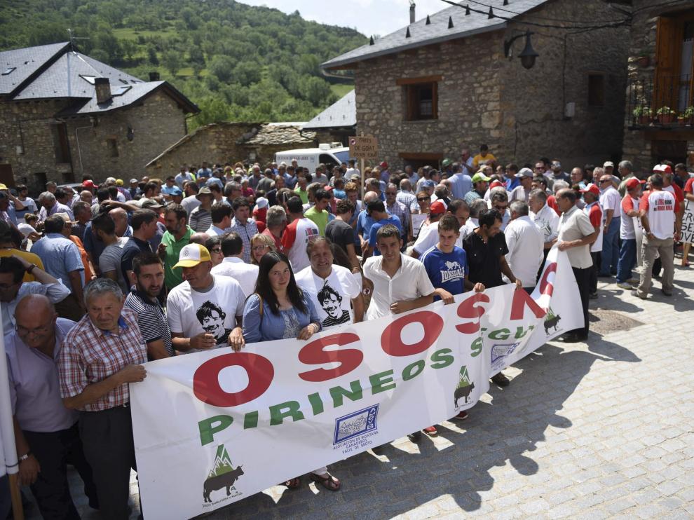 Concentración en contra del oso en Castanesa