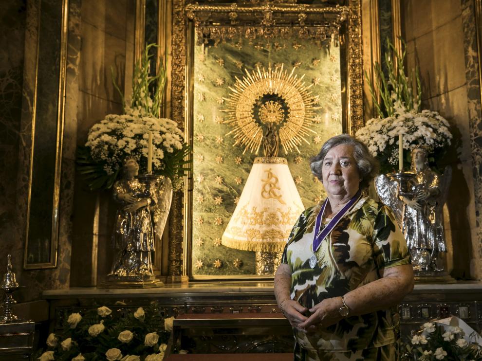 La zaragozana Rosa María Gil, con la medalla de las Damas de la Corte de Honor, ante la Virgen del Pilar en la Santa Capilla.