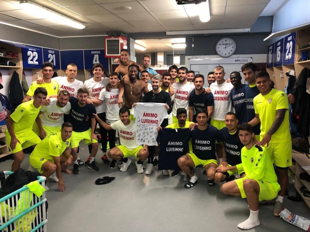 Los futbolistas del Huesca posan con las camisetas de apoyo a su compañero Luisinho.