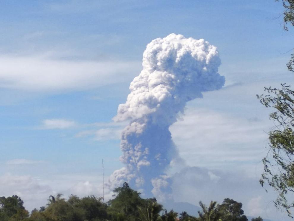 Erupción del volcán Soputan en la isla indonesia de Célebes afectada por el tsunami.