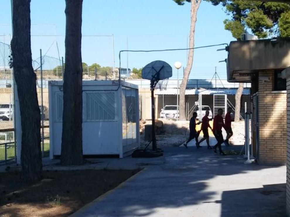 Igbekeme, al inicio de la mañana de este miércoles, entrando en el gimnasio con los recuperadores.