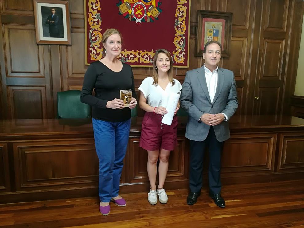De izquierda a derecha, Raquel Esteban -directora de la fundación Bodas de Isabel-, Elena Albesa -lingüista- y José Miguel Valmaña -concejal de Turismo-.