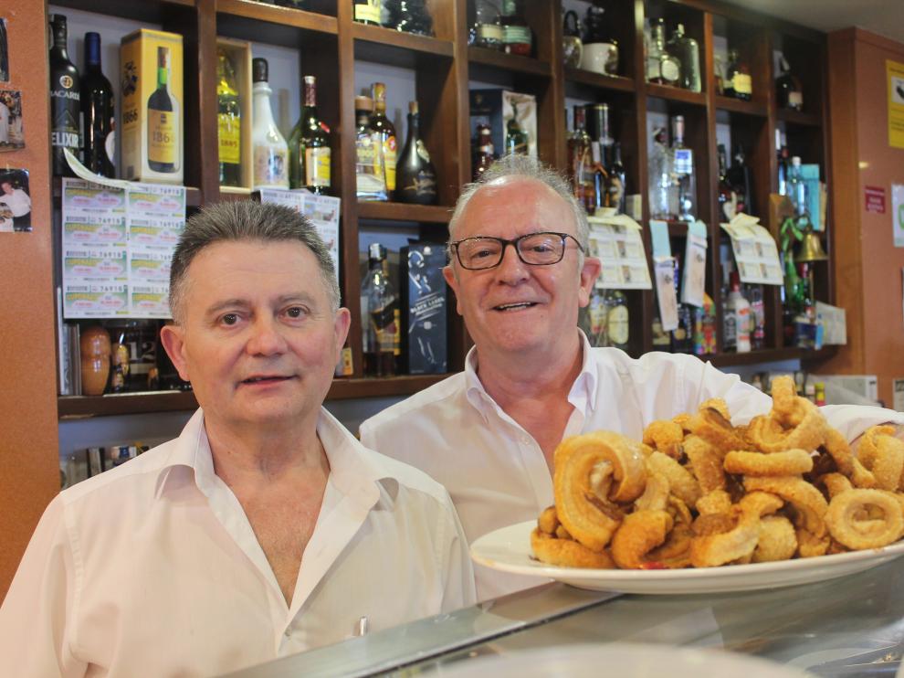 De izquierda a derecha, Manolo Hernández y Mariano Sanz, del restaurante Mariano de Calamocha. Se jubilan a los 63 años.