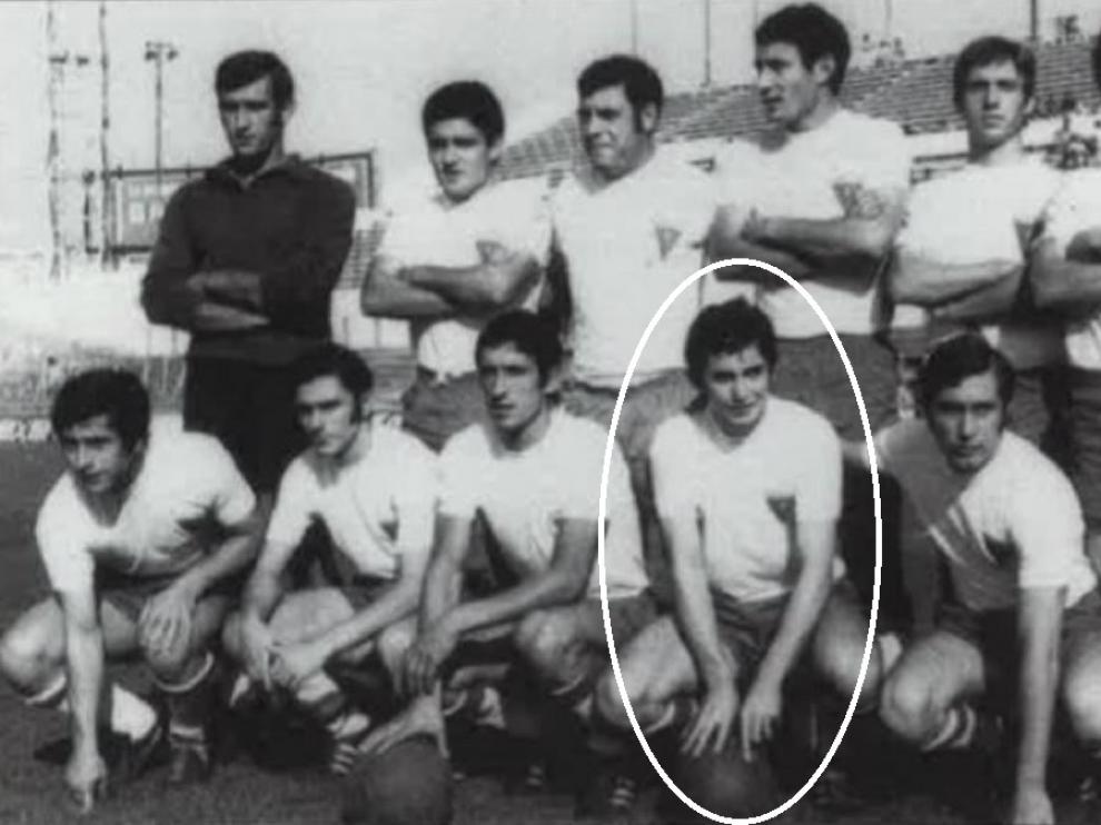 Alineación del Deportivo Aragón en La Romareda en 1971, con Moles señalado en blanco. A la derecha, el delantero del Real Zaragoza.